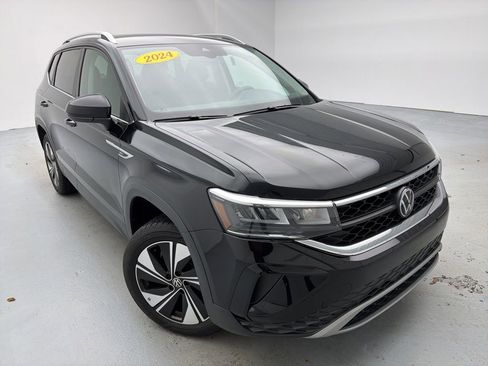 Used 2024 Volkswagen Taos SE image 3
