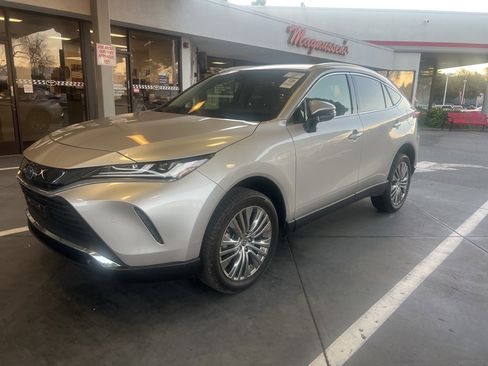 Used 2022 Toyota Venza XLE image 2