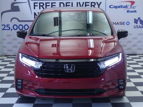 Used 2023 Honda Odyssey Sport image 2