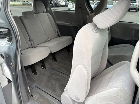 Used 2018 Toyota Sienna LE AWD/4WD image 16
