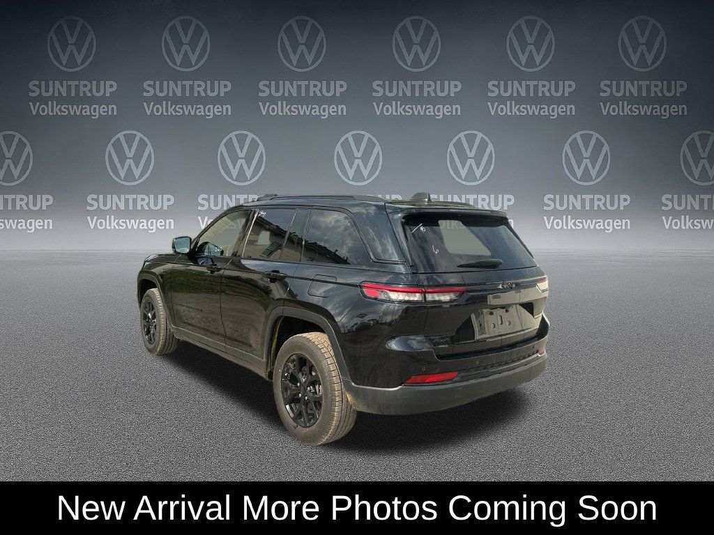 Used 2024 Jeep Grand Cherokee Altitude AWD/4WD image 3
