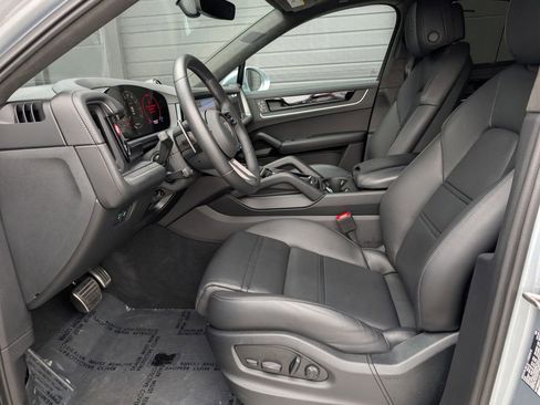 Certified 2025 Porsche Cayenne Turbo image 14