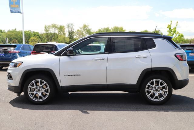 Used 2025 Jeep Compass Limited AWD/4WD image 4