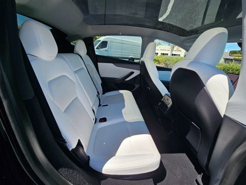 Used 2026 Tesla Model Y Long Range AWD/4WD image 32