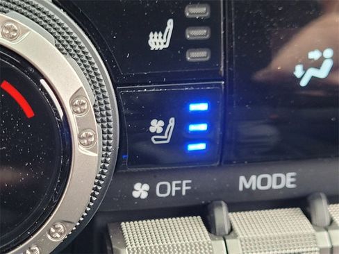 Used 2025 Toyota Tacoma image 21