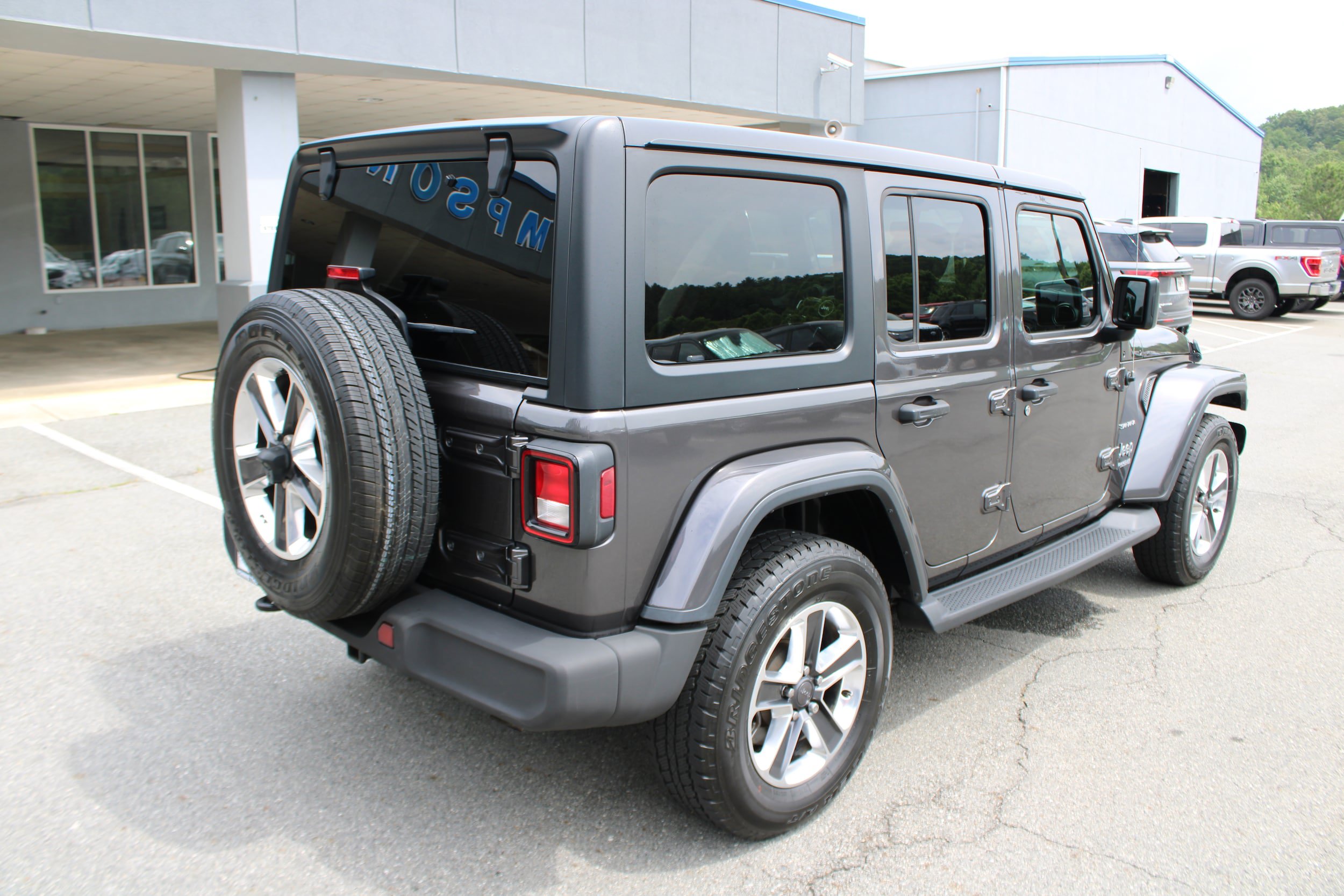 Used 2018 Jeep Wrangler Unlimited Sahara AWD/4WD image 3