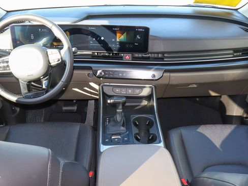 Used 2025 Kia Carnival LXS image 10