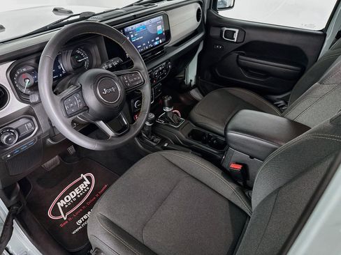 Used 2024 Jeep Wrangler Unlimited AWD/4WD image 8