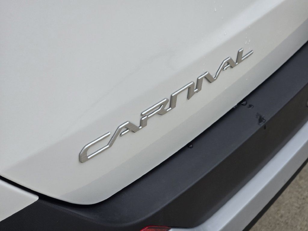 New 2026 Kia Carnival EX FWD image 8