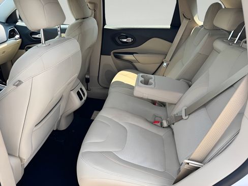 Used 2019 Jeep Cherokee Latitude w/ Popular Appearance Group FWD image 17