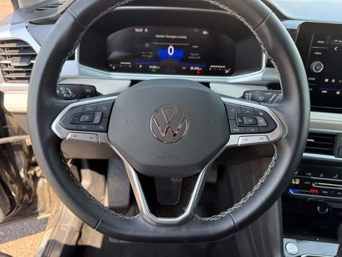 Used 2025 Volkswagen Taos SE AWD/4WD image 18