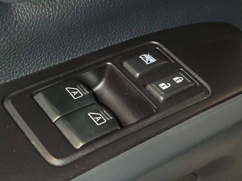 Used 2022 Nissan Titan S image 27