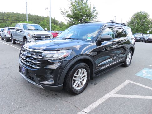 Used 2025 Ford Explorer Active AWD/4WD image 3