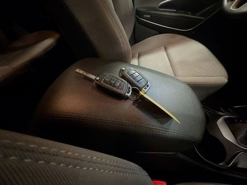 Used 2017 Hyundai Santa Fe SE image 38