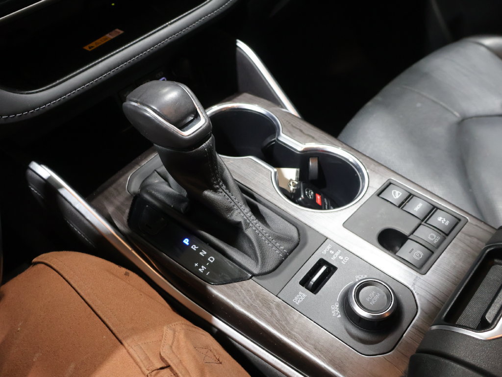 Used 2024 Toyota Highlander Limited AWD/4WD image 30