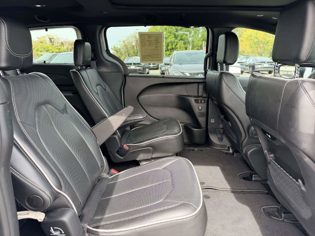 Used 2025 Chrysler Pacifica Limited FWD image 11