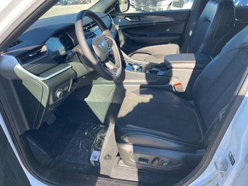 New 2025 Jeep Grand Cherokee Altitude image 19