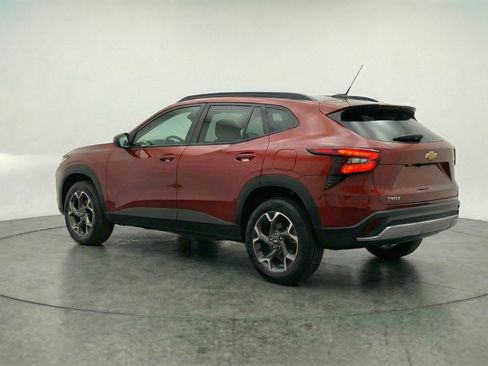 Used 2025 Chevrolet Trax LT w/ LT Convenience Package image 6