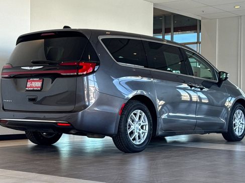 Used 2023 Chrysler Pacifica Touring-L FWD image 4