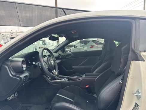Used 2022 Toyota GR86 Premium image 9