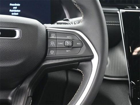 Used 2024 Jeep Grand Cherokee Laredo image 29