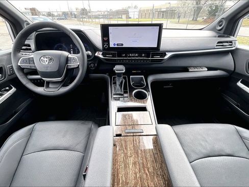 Used 2025 Toyota Sienna Platinum image 20