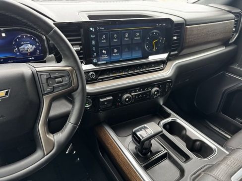Certified 2022 Chevrolet Silverado 1500 High Country w/ Technology Package image 18