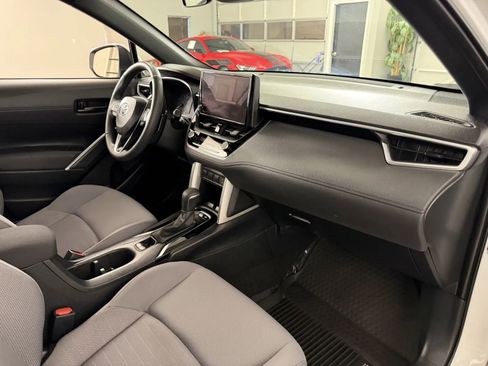 Used 2024 Toyota Corolla Cross AWD Hybrid w/ Moonroof Package image 32