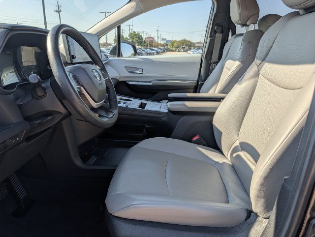 Used 2025 Toyota Sienna XLE FWD image 26