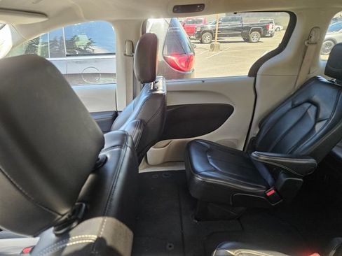 Used 2023 Chrysler Pacifica Touring-L FWD image 9