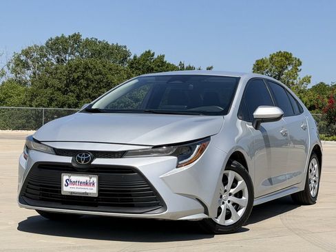 Used 2023 Toyota Corolla LE FWD image 2