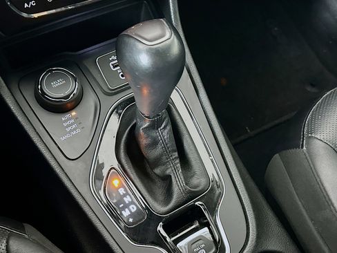 Used 2019 Jeep Cherokee Limited AWD/4WD image 23