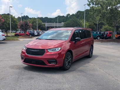 New 2025 Chrysler Pacifica Select w/ Uconnect Theater Family Group