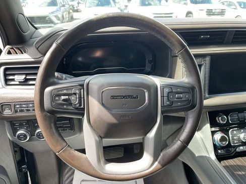 Used 2022 GMC Yukon XL Denali w/ Advanced Technology Package image 5