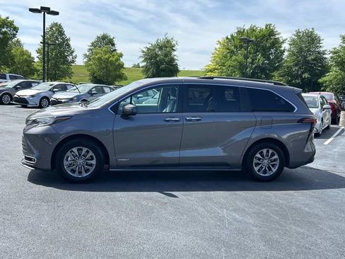 Used 2021 Toyota Sienna XLE w/ XLE Plus Package AWD/4WD image 7
