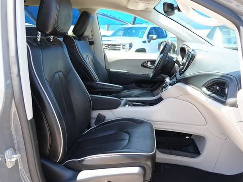 Used 2023 Chrysler Pacifica Limited FWD image 18
