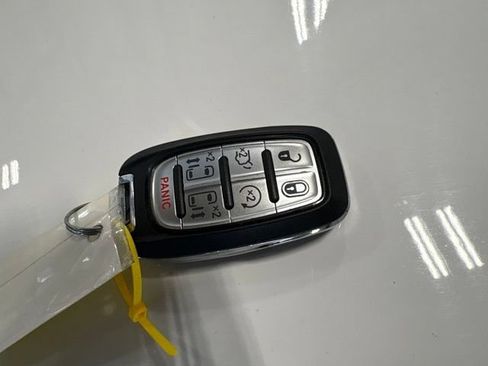 Used 2024 Chrysler Pacifica Limited FWD image 9