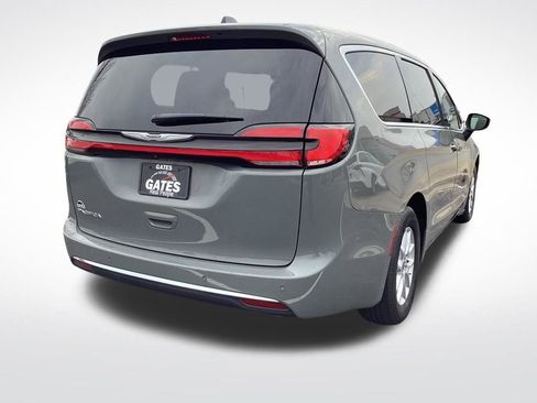 Used 2023 Chrysler Pacifica Touring-L image 9