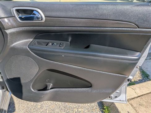 Used 2018 Jeep Grand Cherokee Altitude AWD/4WD image 36