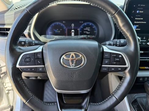 Used 2023 Toyota Highlander Limited FWD image 11
