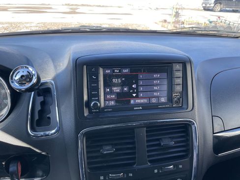 Used 2018 Dodge Grand Caravan SXT image 25
