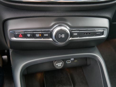 Used 2025 Volvo XC40 B5 Plus image 20