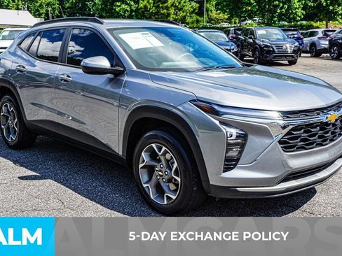 Used 2025 Chevrolet Trax LT FWD image 3