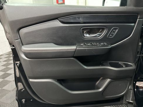 Used 2025 Honda Pilot TrailSport image 17