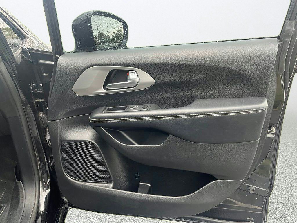 Used 2020 Chrysler Pacifica Touring-L AWD/4WD image 11