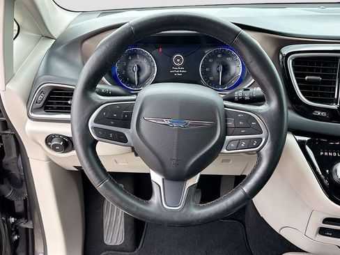 Used 2019 Chrysler Pacifica Touring-L Plus w/ Advanced Safetytec Group FWD image 15