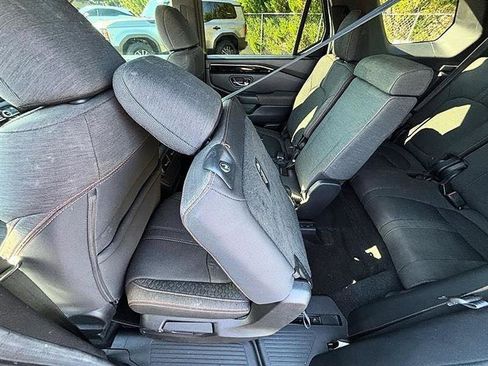Used 2025 Honda Pilot Sport image 32