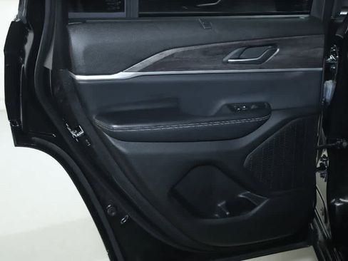 Used 2023 Jeep Grand Cherokee Limited w/ Luxury Tech Group II image 13