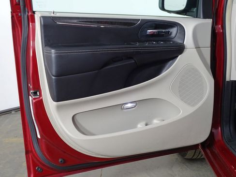 Used 2014 Chrysler Town & Country Touring image 16