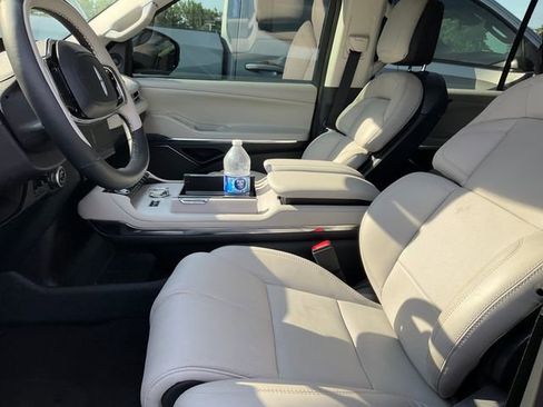 Used 2025 Lincoln Navigator Reserve AWD/4WD image 9